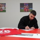 Kreshnik Hajrizi lors de la signature de son contrat, accompagné par le directeur sportif Barth Constantin